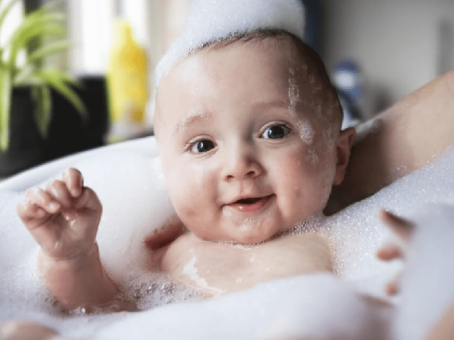 tắm cho trẻ sơ sinh vào mùa đông