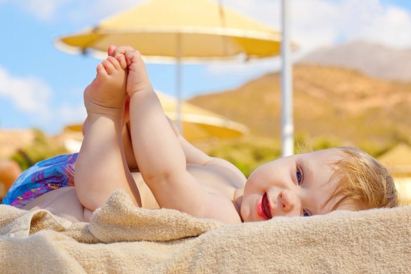 tắm nắng cho bé sơ sinh và bé dưới 6 tháng tuổi