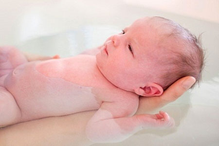 tắm lá cho trẻ sơ sinh