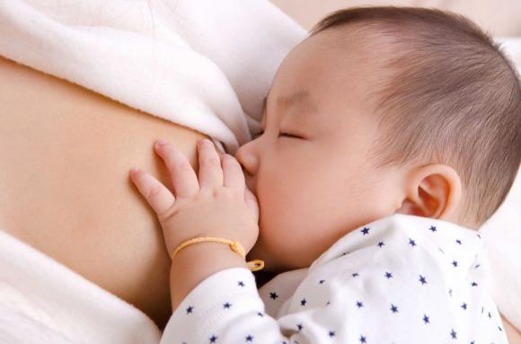 Sữa non là gì? Sữa non có tác dụng gì đối với trẻ sơ sinh?