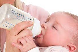 Núm ti không phù hợp với độ tuổi có thể dẫn đến sặc sữa ở trẻ sơ sinh