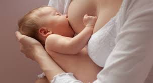 Khi cho bé bú đúng cách, miệng em bé sẽ ngậm được hết quầng nâu ở ti mẹ và không phát ra tiếng tóp tép