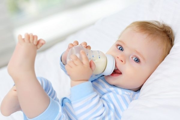 trẻ sơ sinh uống sữa công thức