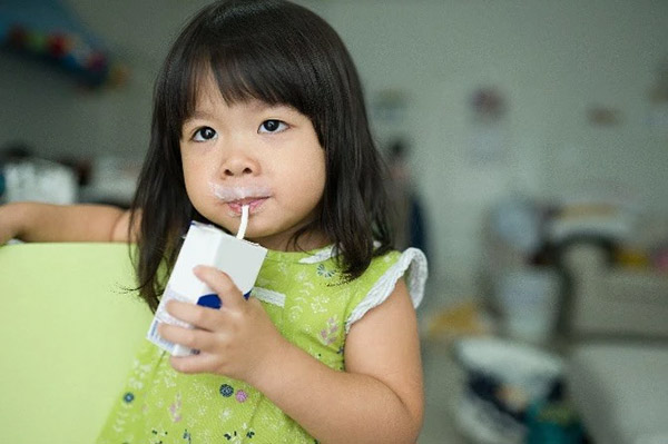 Sữa bột pha sẵn rất tiện lợi cho các bé