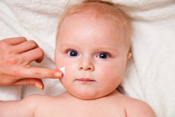Kem dưỡng ẩm có tác dụng tăng cường cấp ẩm cho làn da của bé