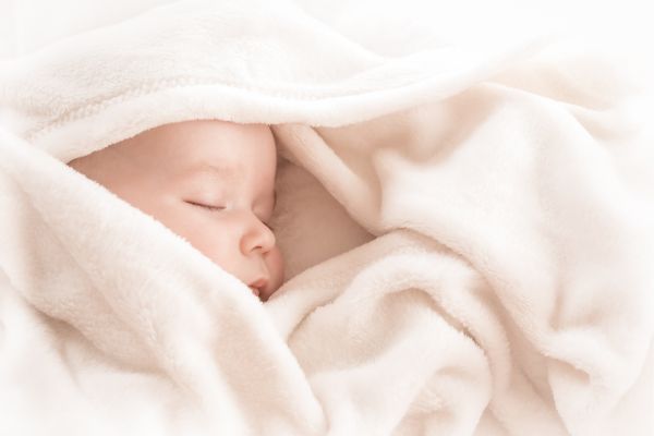 Trẻ sơ sinh cần được giữ ấm khi đi ngủ