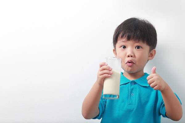 bé uống sữa Hàn Quốc