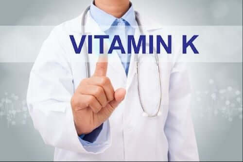 Bổ sung vitamin K cho bé khi có sự hướng dẫn từ chuyên gia y tế