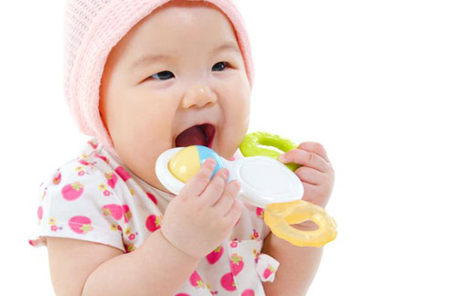 Đồ ngậm nướu dùng để giảm áp lực lên nướu răng đang sưng đau của bé và còn là một món đồ chơi dễ cầm nắm