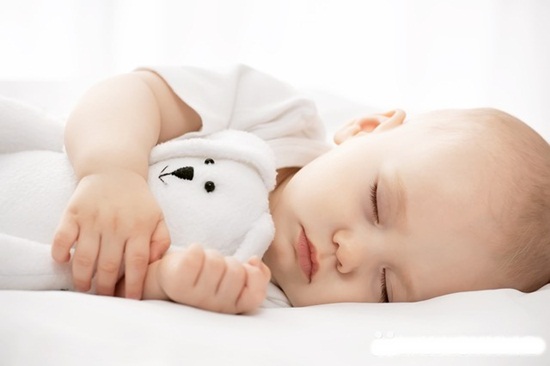 Bé ngủ sớm sẽ giúp não phát triển ổn định
