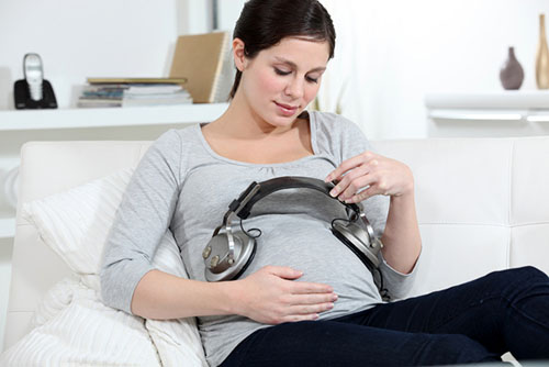 Một trong những cách giao tiếp với thai nhi là cho bé nghe nhạc