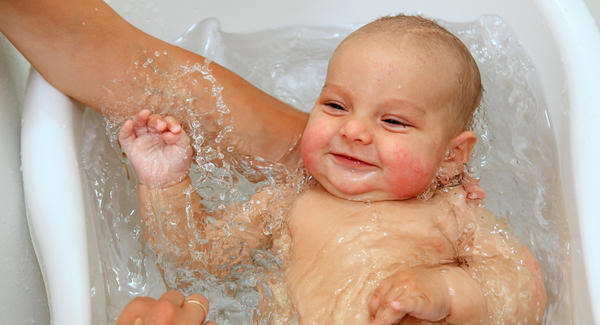 Khi nhiệt độ xuống thấp có nên tắm cho trẻ sơ sinh? - Cẩm nang Bibomart