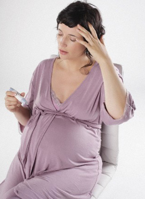 Đầu bị đau nhức là vấn đề mà nhiều mẹ mang thai thường xuyên gặp phải