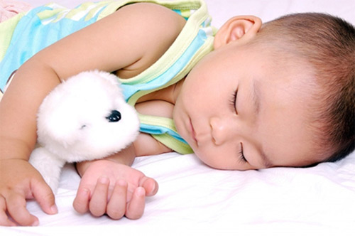 tư thế ngủ của trẻ sơ sinh
