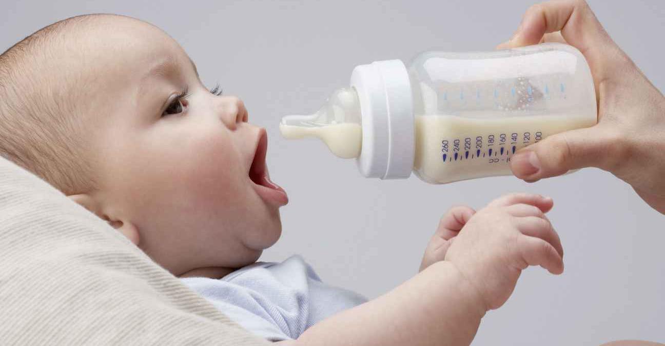 Tâm sự trải lòng của mẹ trẻ 9X khi hút sữa cho con bú bình. Đáng khen hay đáng trách?