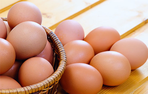 Trứng là nguồn thực phẩm dồi dào protein và sắt, rất quan trọng cho sự phát triển của não bộ thai nhi.