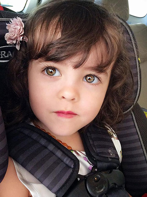 Ánh mắt si mê dõi theo bé gái 4 tuổi sở hữu đôi mắt đẹp tựa thiên thần