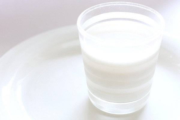 Uống sữa sẽ giúp lợi sữa cho mẹ sau sinh