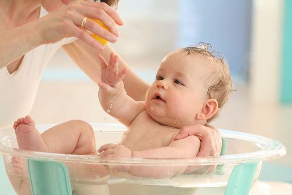 tắm cho bé sơ sinh