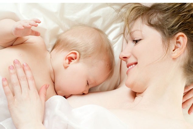 Không cho trẻ bú đêm cũng là một sai lầm khi nuôi con bằng sữa mẹ