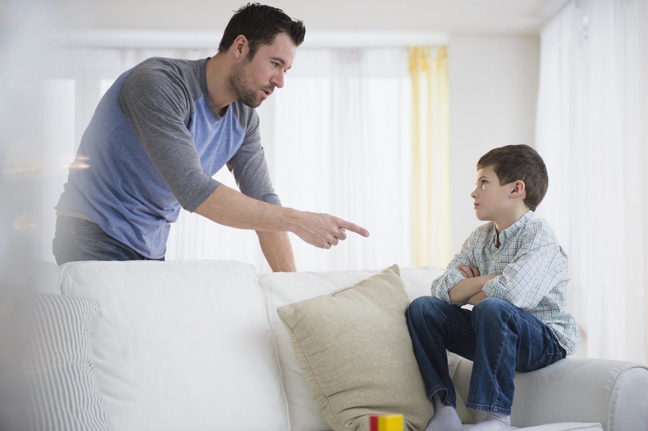 Những bất cẩn trong hành vi của bố mẹ vô tình nuôi dưỡng thói xấu của con