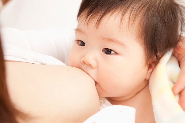 Có khá nhiều nguyên nhân mẹ ít sữa, có thể bắt nguồn từ cả mẹ và con