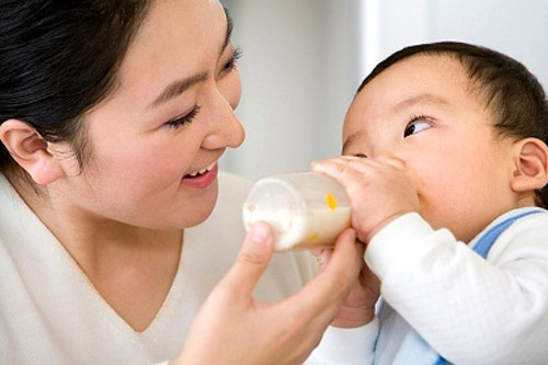 Cho trẻ uống sữa đúng cách giúp con hấp thu được mọi dưỡng chất trong sữa