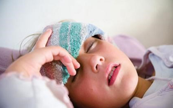 Khi bị bệnh, trẻ thường ngủ gà, hôn mê và đau đầu