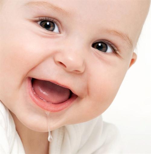 Các bé đang thời kì mọc răng thường chảy nước dãi rất nhiều. (Ảnh minh họa)