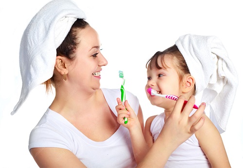 Mẹ hướng dẫn bé chải răng